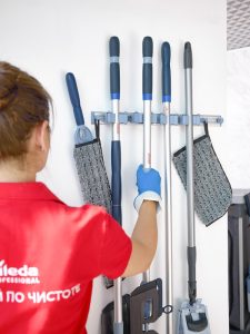 Держатель уборочного инвентаря и ручек Vileda Professional